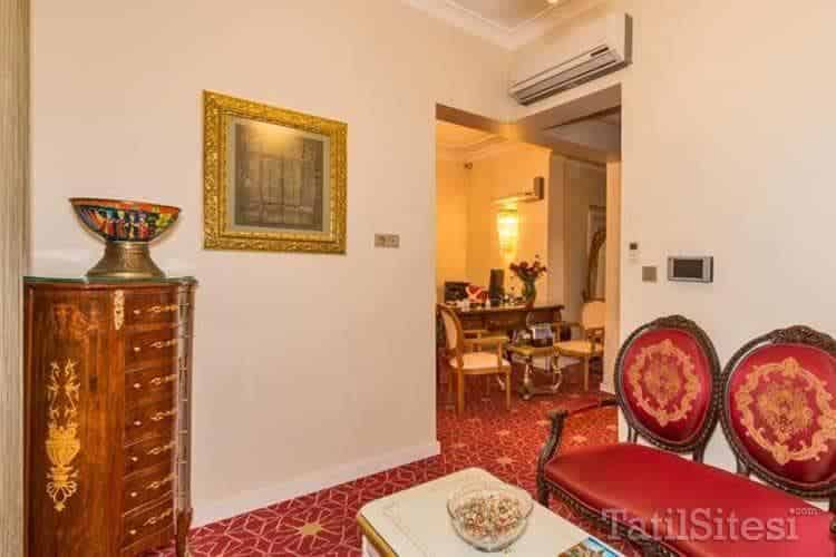 By Murat Crown Hotel